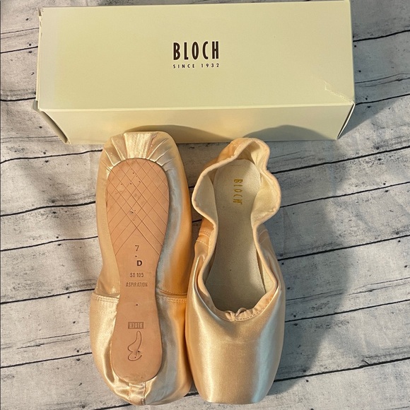 Bloch Aspiration Pointe Shoe - NWT - 7D - Picture 1 of 1